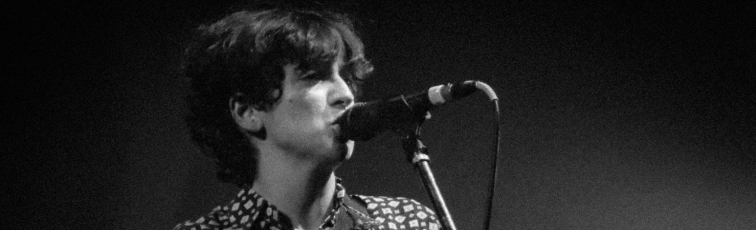 El neón que muestra la salida: Barbi Recanati en Sala Formosa