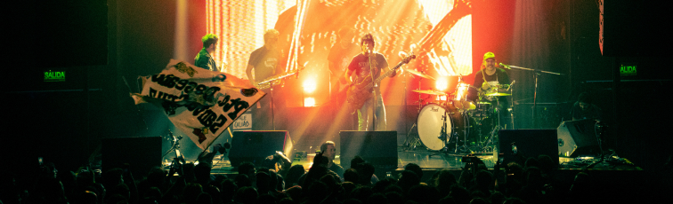 Una mano que se estira en la oscuridad: Tracción A Sangre